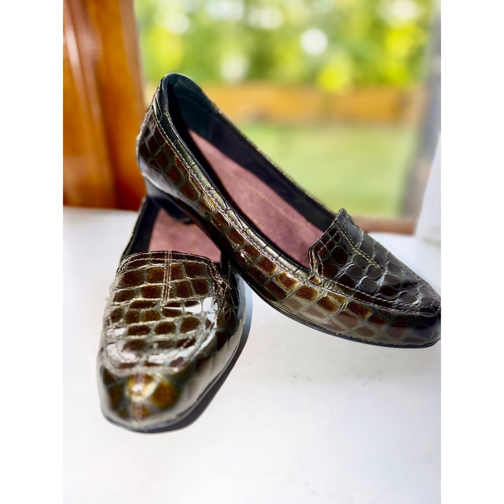 Clarks Everyday Green Croc Embossed Patent Leather Loafers Low Heel 7.5M